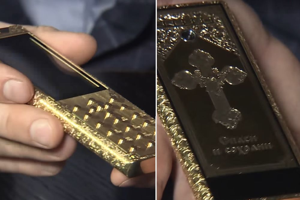 (VIDEO) HALO, PRAVOSLAVCI! Rusi prodaju zlatni telefon sa ugraviranim krstom za 25.000 dolara!