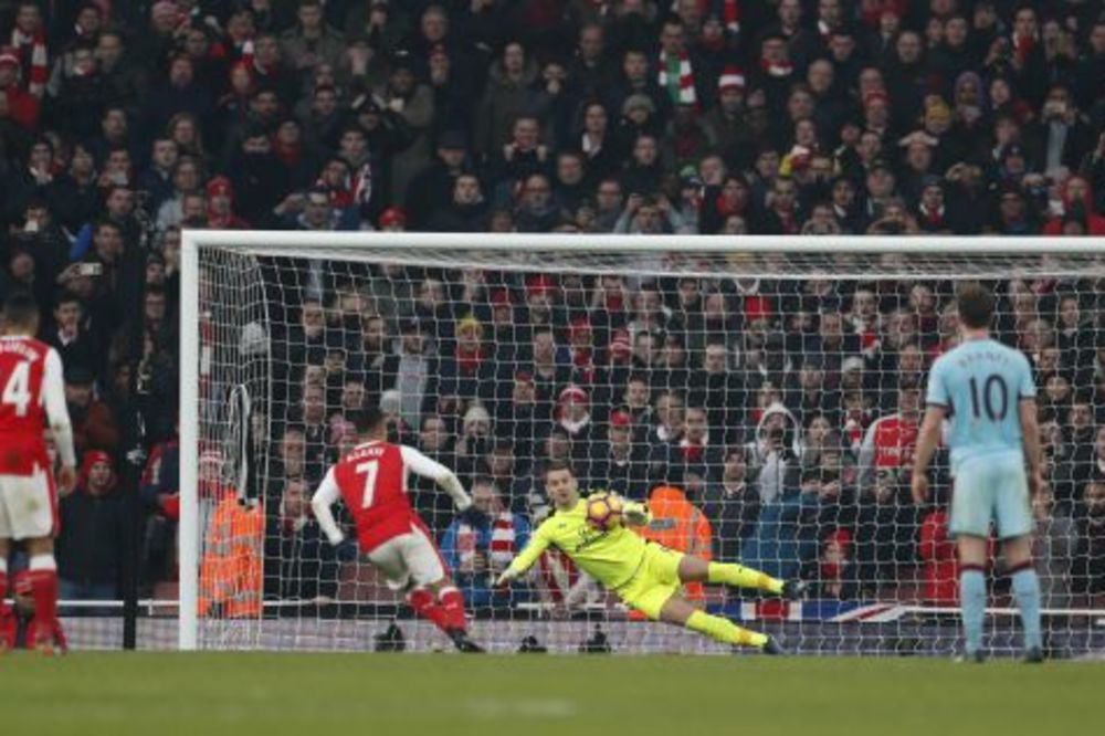 (VIDEO) LUDNICA U LONDONU: Arsenal sa igračem manje stigao do pobede u 98. minutu iz penala