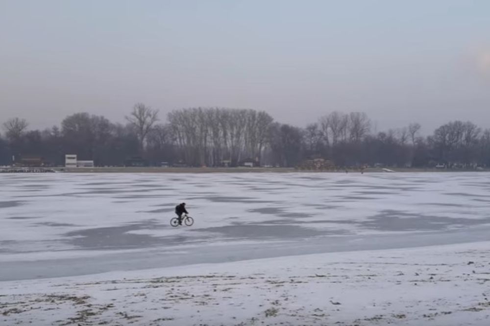 (VIDEO) OVO ŠTO RADITE JE EKSTREMNO OPASNO: Punom brzinom biciklom preko zaleđene Ade