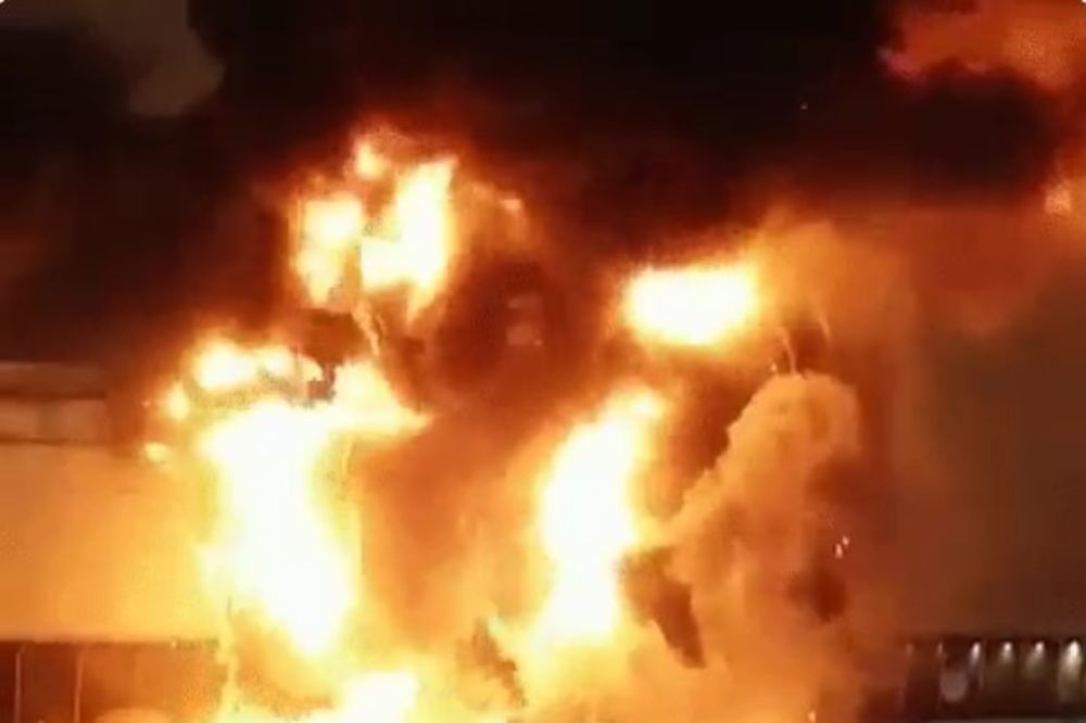 IZBIO OGROMAN POŽAR U MOSKVI: Vatra zahvatila tržni centar, evakuisano oko 500 ljudi!