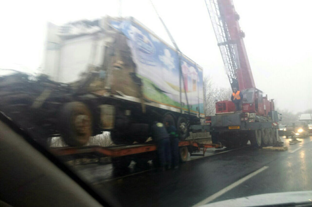UDES KOD MLADENOVCA: Vozač i suvozač povređeni u sletanju kamiona u Vlaškom polju