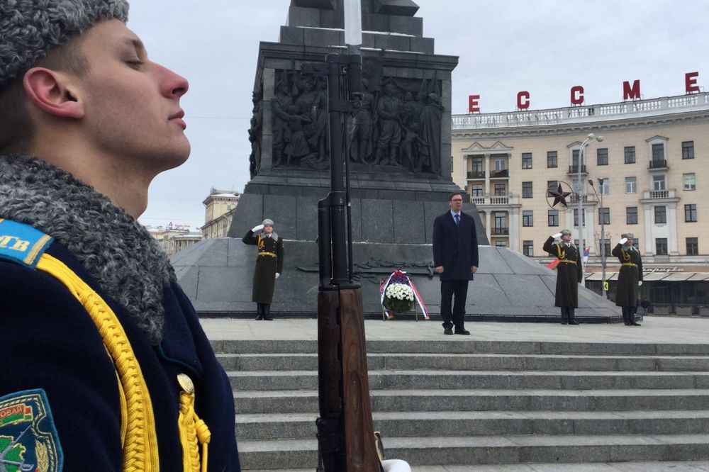 (FOTO) VUČIĆ U MINSKU: Premijer položio venac na Spomenik pobede