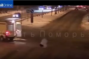 (UZNEMIRUJUĆI VIDEO) STRAVA U RUSIJI: Babica usred porođaja ispala iz hitne!