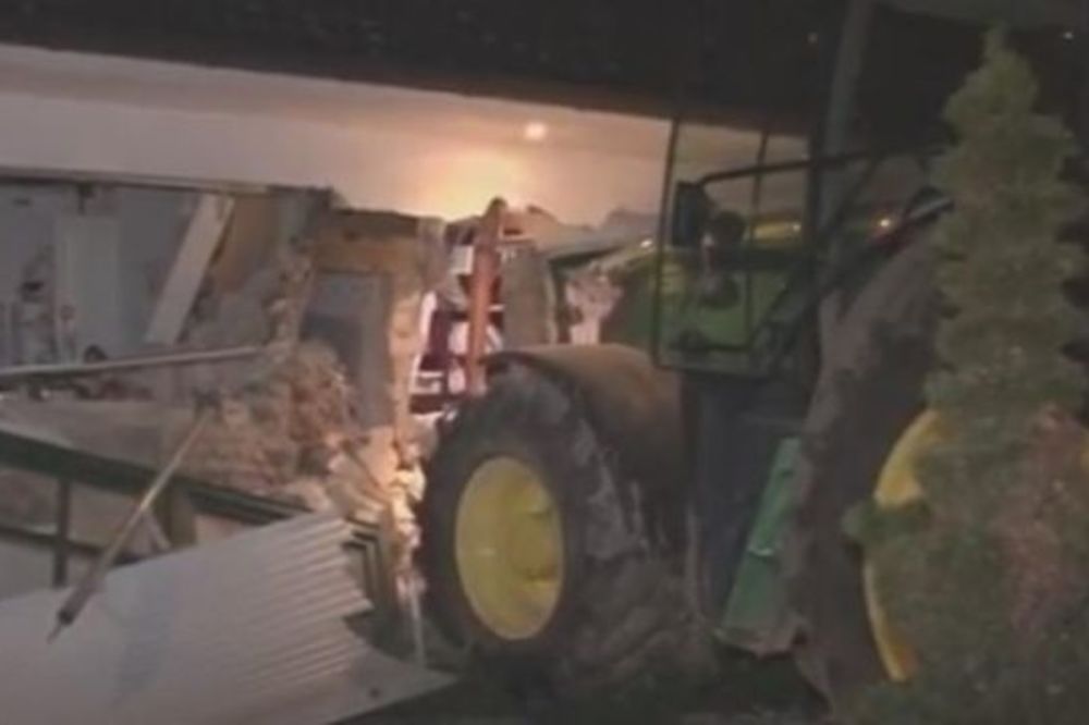 (VIDEO) NAJBIZARNIJA KRAĐA IKADA: Traktorom uleteli u kuću i maznuli sef