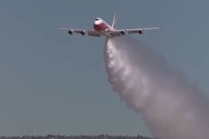 (VIDEO) OVAKO GASI NAJVEĆI KANADER NA SVETU: Jedini postojeći ovakav avion u Čileu