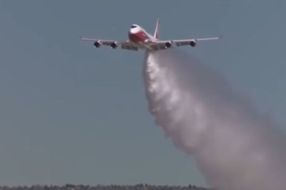 (VIDEO) OVAKO GASI NAJVEĆI KANADER NA SVETU: Jedini postojeći ovakav avion u Čileu