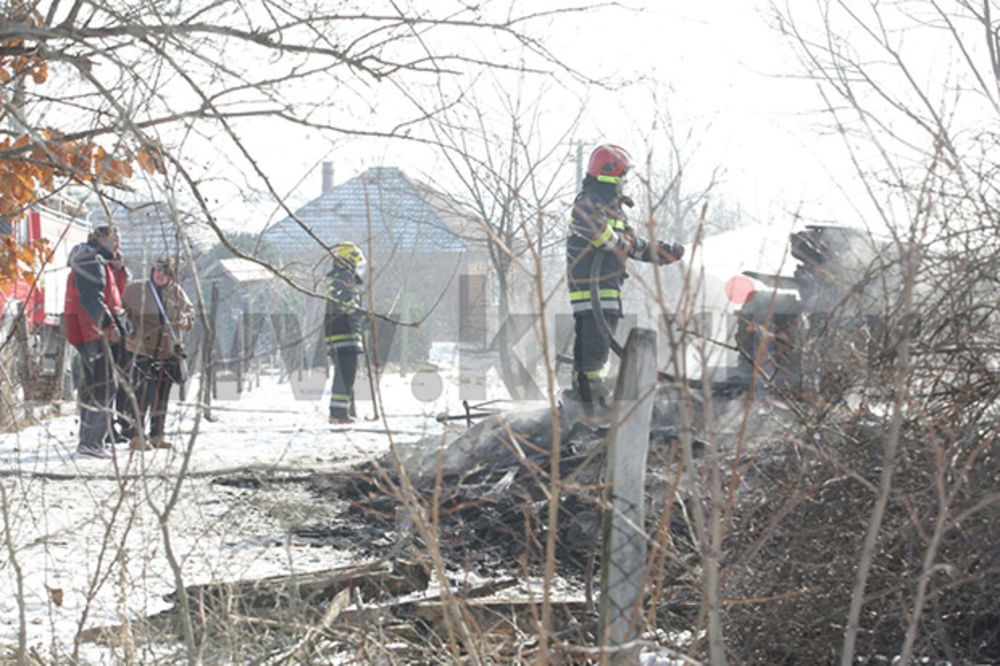 (KURIR TV) TRAGEDIJA KOD MLADENOVCA: Zapalila se i srušila kuća od blata, izgoreli muž i žena