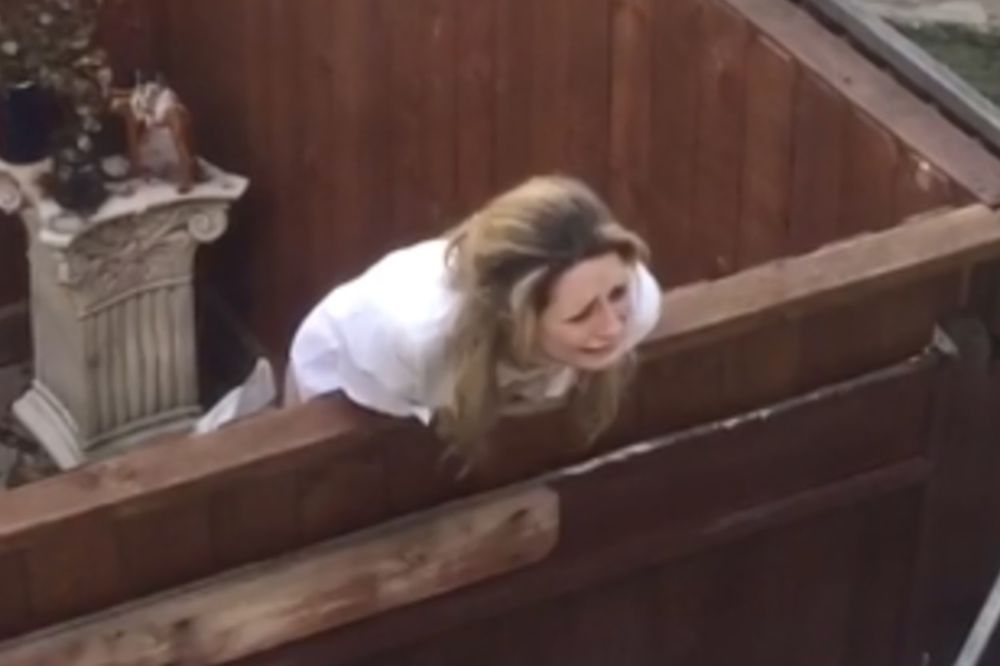 (VIDEO) POTRESNA SCENA UZNEMIRILA SVET: Objavljen snimak poznate glumice dok je vrištala na terasi!