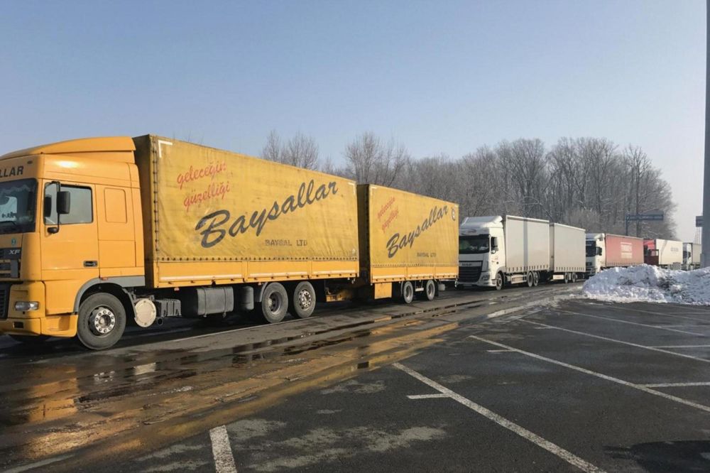 KOLONA NA HORGOŠU: Kamioni na ulazu u Mađarsku čekaju sedam sati