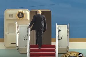 (VIDEO) NEKO MORAO DA BUDE PRVI: Evo šta Tramp nije uradio prilikom ulaska u predsednički avion