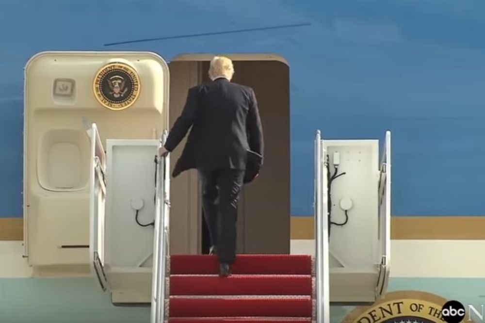 (VIDEO) NEKO MORAO DA BUDE PRVI: Evo šta Tramp nije uradio prilikom ulaska u predsednički avion