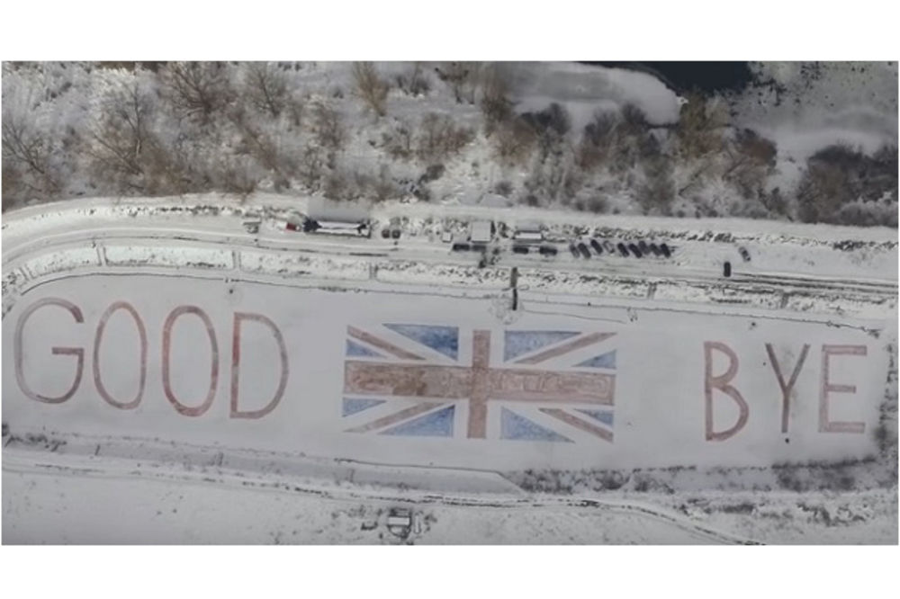 (VIDEO) BRITANCI POBESNELI ZBOG SLOVAČKOG GRAFITA: Napisali im na jezeru ZBOGOM!