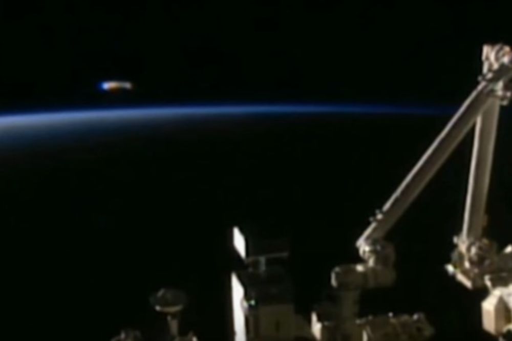 (VIDEO) NASA HTELA DA SAKRIJE NLO: Prekinuli snimak iz svemira na kom se vidi leteći tanjir?!