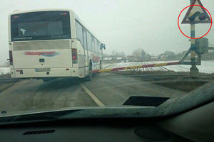 IGRA SA ŽIVOTIMA PUTNIKA KOD BAČKE PALANKE: Ovako autobus obilazi spuštenu rampu na pružnom prelazu