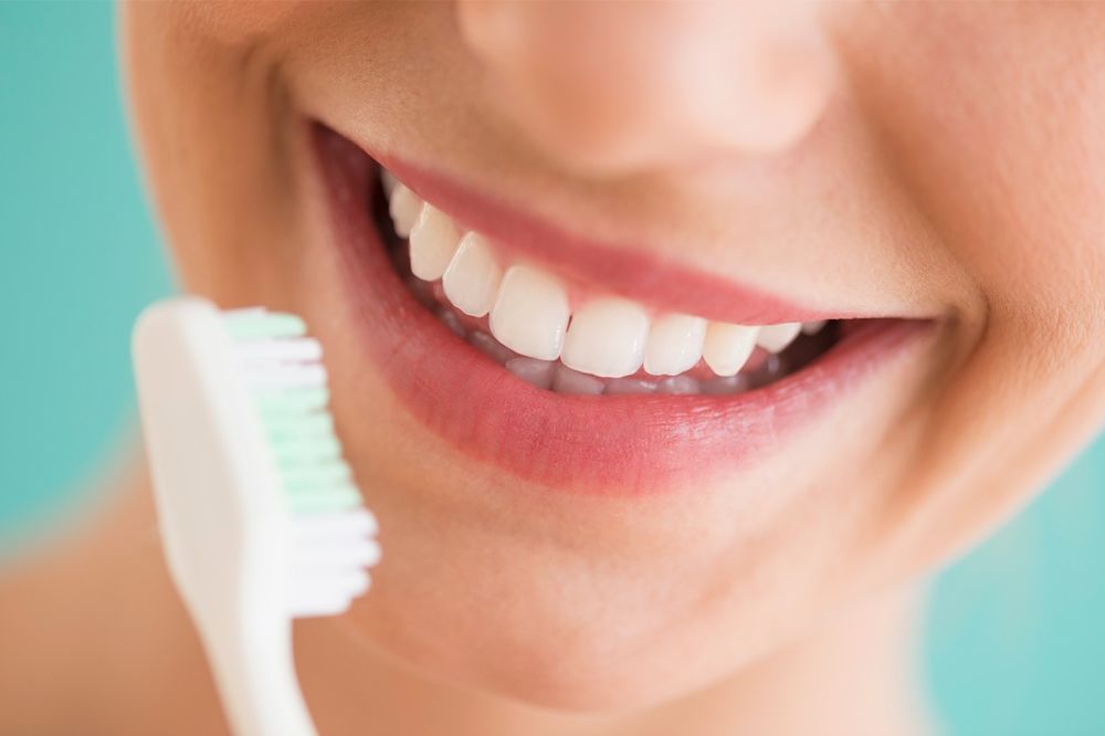 SVI PRAVE GREŠKU KOJA IM OŠTEĆUJE ZUBE: Ako pojedete OVO nemojte da perete zube barem 30 minuta! Evo šta se dešava u vašim ustima!