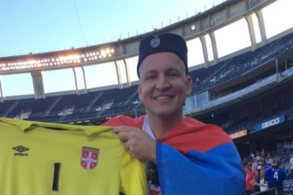 (VIDEO) ARKANOV SIN BODRIO ORLOVE: Evo šta su mu srpski fudbaleri poklonili posle meča