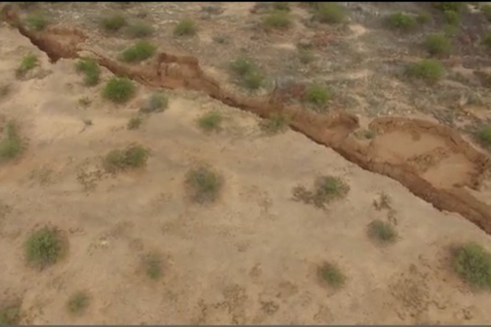 (VIDEO) I ZEMLJA SE OTVORILA: Džinovska pukotina otkrivena u Arizoni