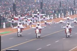 (VIDEO) NEVEROVATAN SNIMAK: Kad se vojska vozi na jednom motociklu