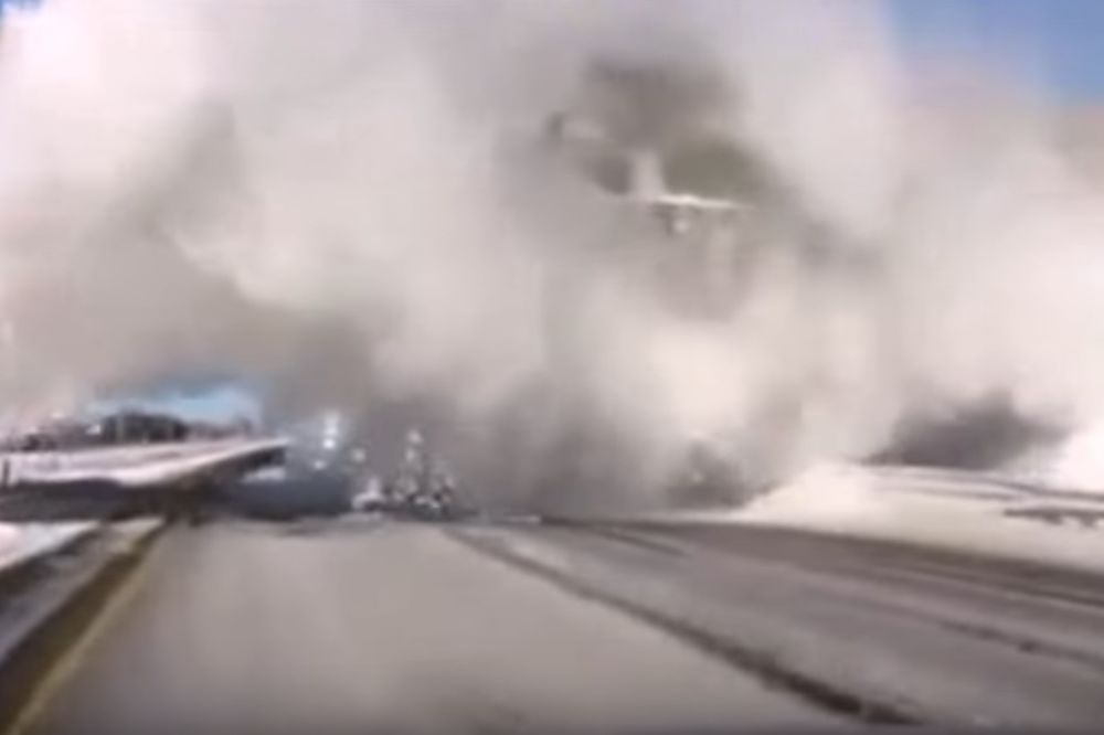 (VIDEO) UMALO POGINULI: Snežna eksplozija na auto-putu mogla da ih košta života
