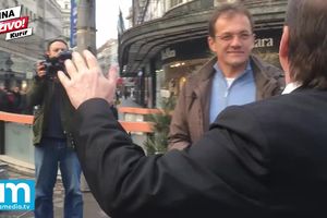 (KURIR TV): BOGOLJUB KARIĆ PROŠETAO CENTROM BEOGRADA: Žene ga jurile za selfi