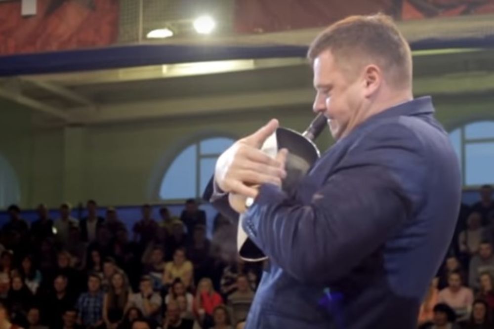 (VIDEO) OVO MOŽE SAMO RUSKI SNAGATOR: Savio tiganj golim rukama kao da je palačinka!