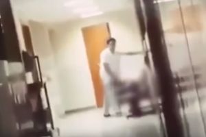 (UZNEMIRUJUĆI VIDEO) BOLESNO PERVERZNI DOKTOR: Trljao genitalije o lice ošamućene pacijentkinje!