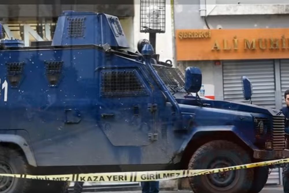 (VIDEO) KRAJ DRAME U ISTANBULU: Naoružani muškarac se predao!