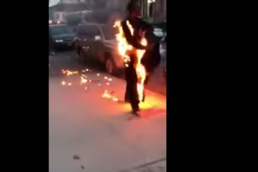 (VIDEO) ŠOKANTAN PRIZOR U NJUJORKU: Čovek u plamenu šetao ulicom, ljudi pokušavali da ugase vatru!