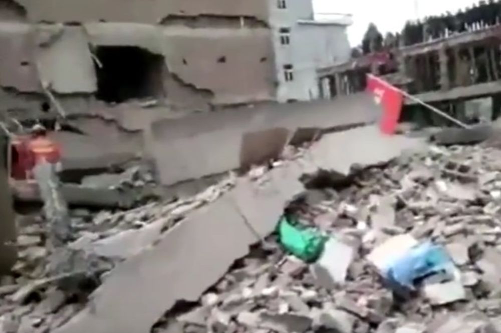 (VIDEO) TRI ZGRADE SE SRUŠILE IZ ČISTA MIRA: Devetoro ljudi ostalo ispod ruševina