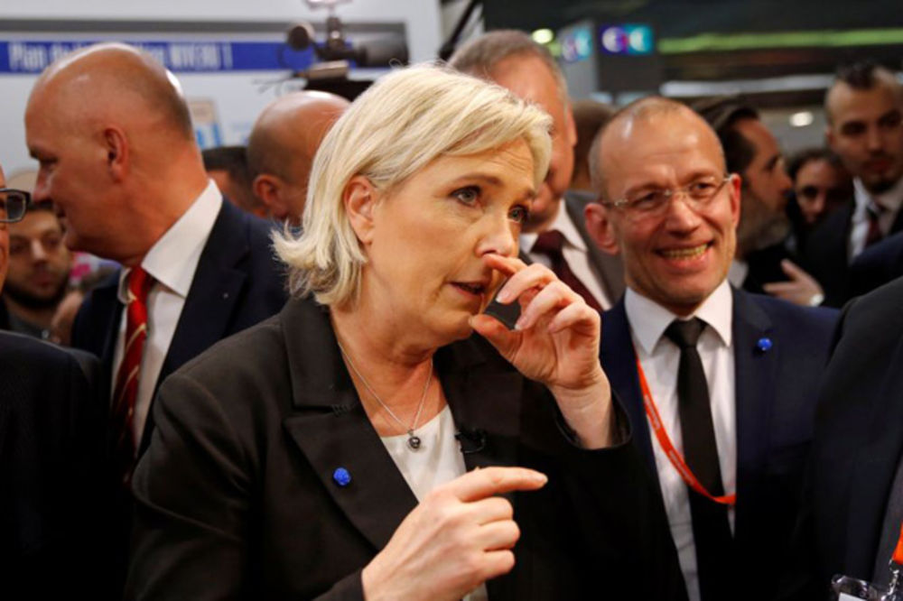 (VIDEO) BRUTALAN NAPAD NA NOVINARA: Postavio pitanje Marin Le Pen, kao odgovor dobio pesnicu