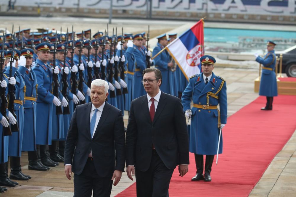 (FOTO) DOČEKAN UZ NAJVIŠE DRŽAVNE POČASTI: Vučić se sastao s premijerom Crne Gore Duškom Markovićem