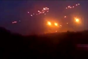 (UZNEMIRUJUĆI VIDEO 18+) PRŠTI I NEBO I ZEMLJA Ukrajinci zasipaju raketama Donjeck i Svjetlodarsk!