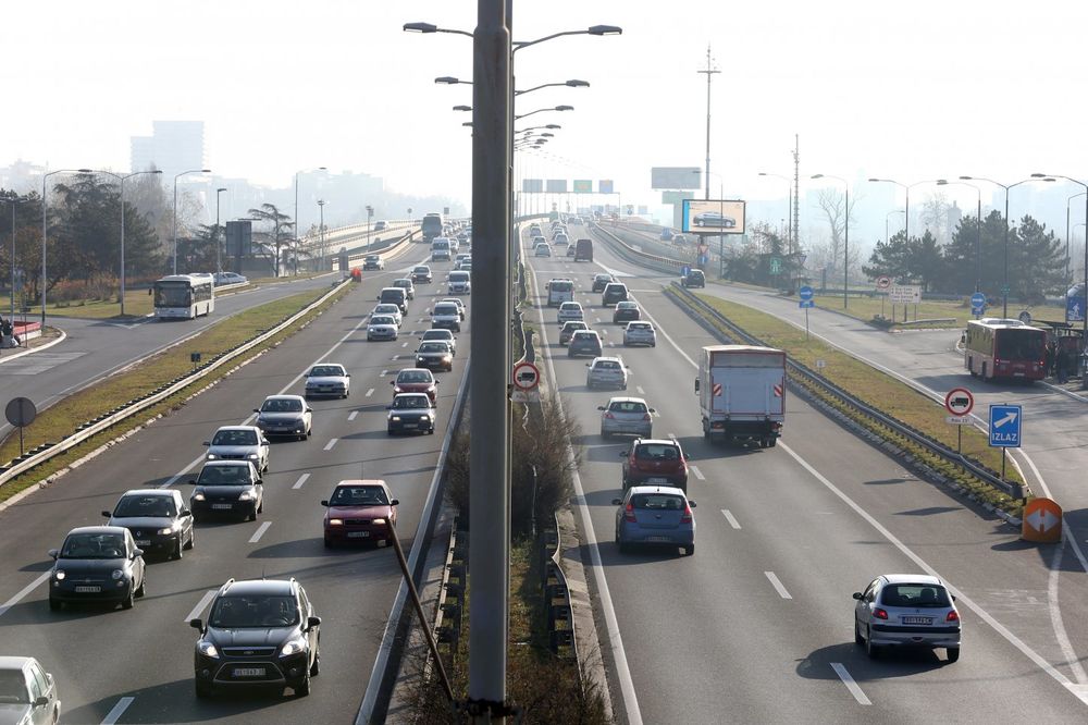 VOZAČI, PRILAGODITE BRZINU: Saobraćaj pojačanog intenziteta širom Srbije, gužve i na graničnim prelazima