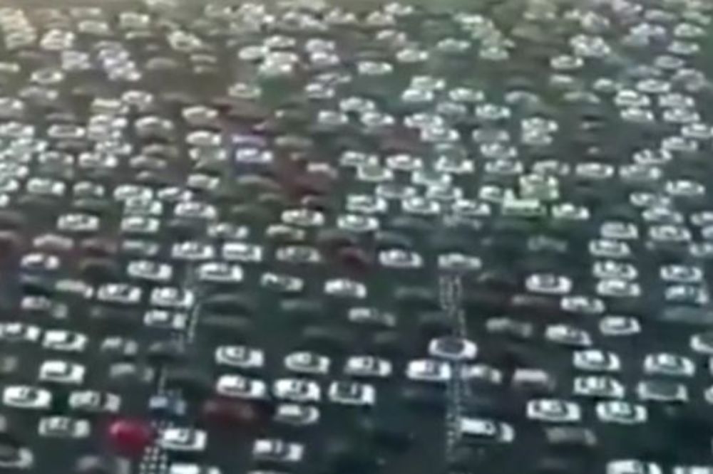 (VIDEO) DA VIDITE ŠTA JE GUŽVA: Evo kako izgleda špic na autoputu sa 50 traka!
