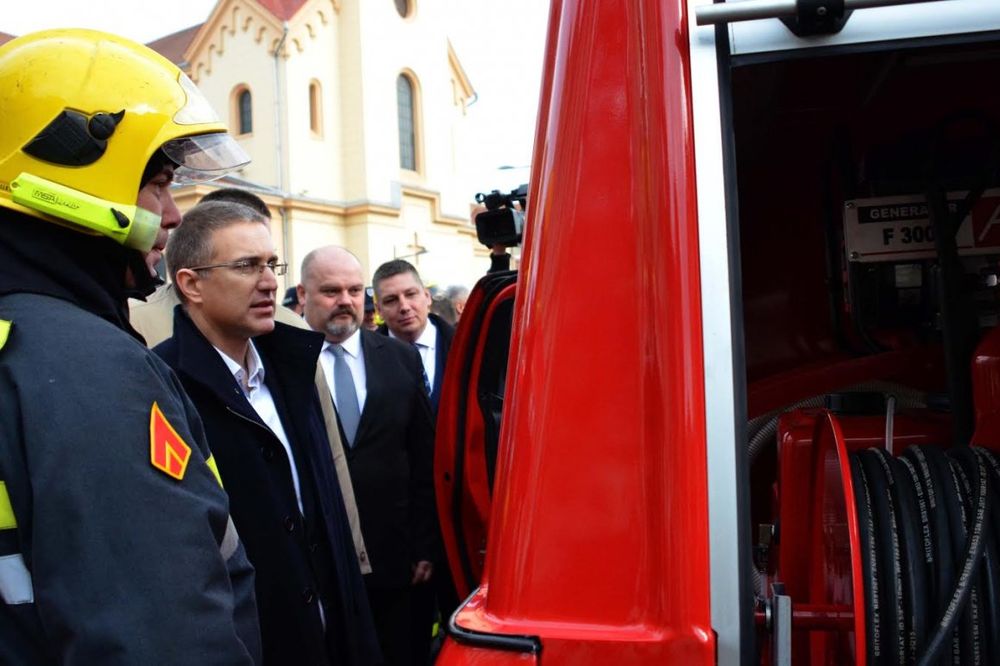 DONACIJA ZRENJANINU: Stefanović uručio nova vozila, čamce i opremu policiji i vatrogascima