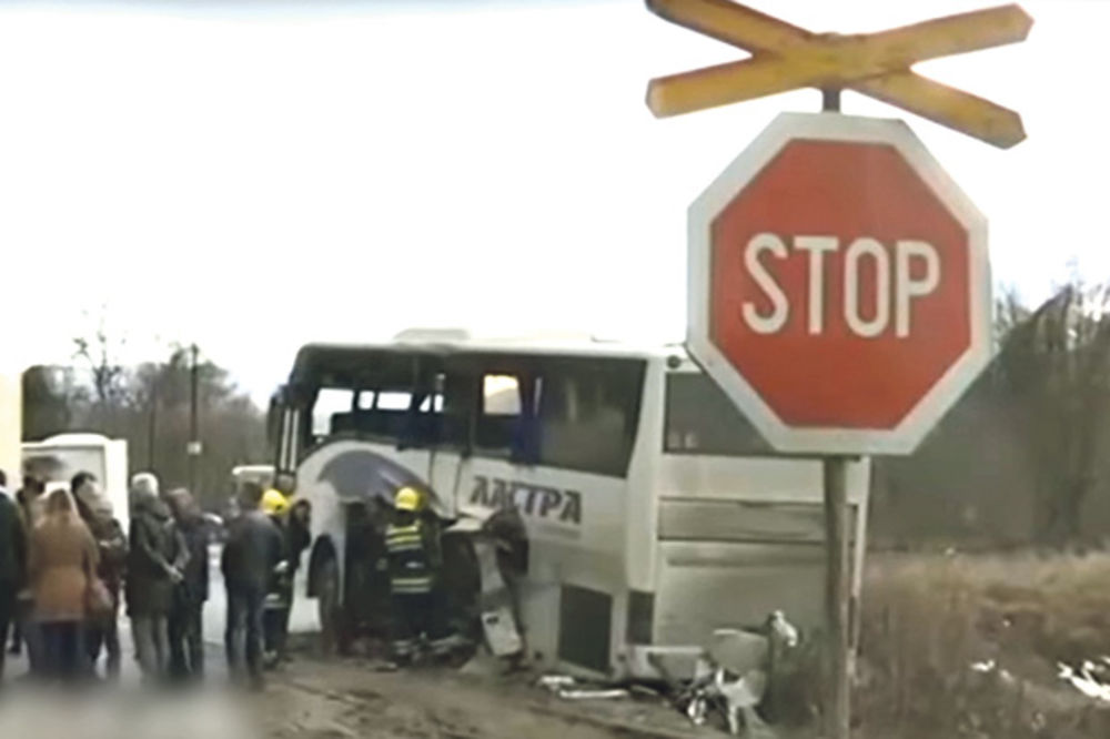 DRAMA KOD MALOG ZVORNIKA: Voz udario u autobus, povređeno 26 putnika!