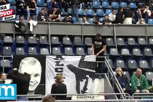 (KURIR TV) NISU ZABORAVILI DRUGA: Navijači Partizana posvetili transparent ubijenom navijaču