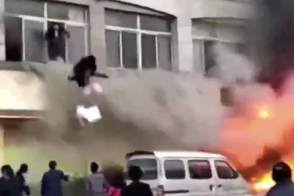 (VIDEO) GORI SALON ZA MASAŽU U KINI: Zaposleni iskakali kroz prozore, čak 18 poginulih!