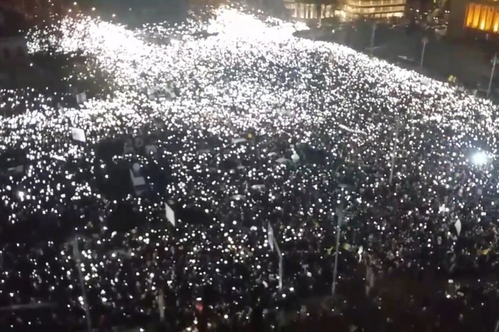 CEO SVET BRUJI O SCENAMA RUMUNSKOG PROTESTA: Premijer ne da ostavku, blizu 300.000 ljudi na ulicama!
