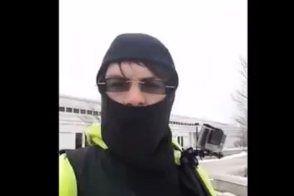 (VIDEO) PREPALI POLICAJCE U MIČIGENU: Naoružani ušetali u stanicu!