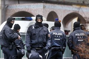PUCNJAVA KOD BERLINSKE BOLNICE: Čovek iz čista mira napao policajca, ovaj mu pucao u nogu