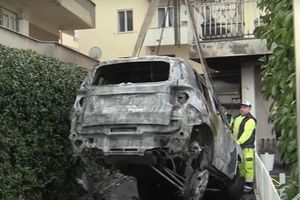 (VIDEO) DRAMA U ITALIJI: Huligani napali PREDSEDNIKA PESKARE, a onda zapalili njegov automobil