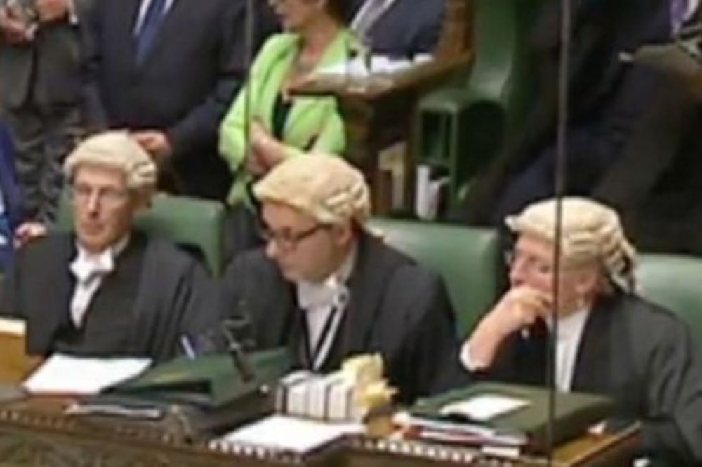 (VIDEO) BRITANIJA RASKIDA SA TRADICIJOM: Parlament ukida perike!