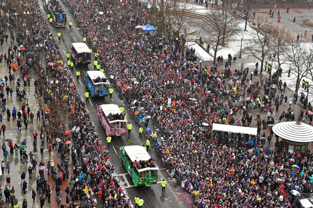 (VIDEO) HAOS U BOSTONU: Stotine hiljade ljudi na šampionskoj paradi Petriotsa