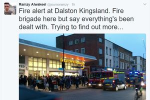 (FOTO) PANIKA NA STANICI U LONDONU: Ljudi u strahu iskakali iz vozova, nekoliko povređenih