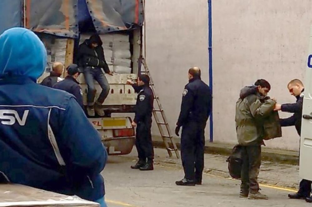 (VIDEO) DRAMA U ZAGREBU: Ilegalni imigranti se skoro ugušili sakriveni u kamionu