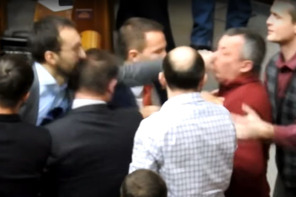 (VIDEO) SEVALE PESNICE U PARLAMENTU: Izbila tuča ukrajinskih poslanika za vreme sednice!