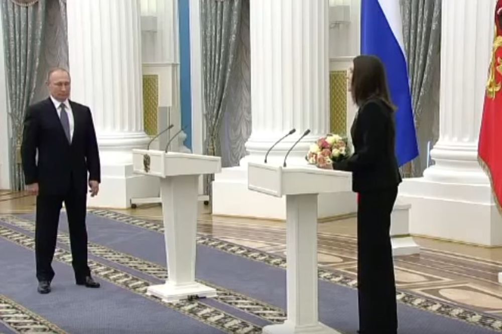 (VIDEO) HLADAN KO PUTIN: Pao poslužavnik pun čaša, a on nije ni trepnuo!