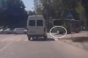 (VIDEO) TERMINATOR POSTOJI I ŽIVI U RUSIJI! I golim rukama ZAUSTAVLJA AUTOBUS!