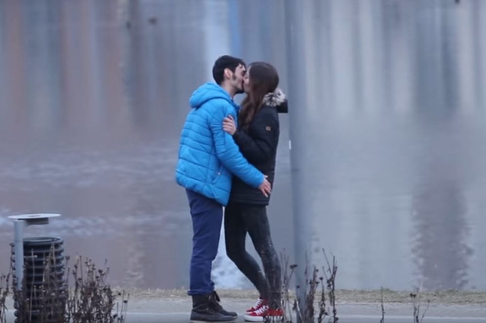 (VIDEO) KAKAV KRALJ: Smislio je trik pomoću kojeg će vam SVAKA devojka dati da je poljubite!